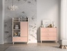 Design Plus Studio Kuchni & Salon Meblowy | Mevel 04 Piasek pustyni/Millennial pink - komoda 1D1S | 